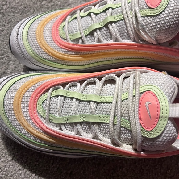 Woman’s size 8.5 - Picture 2 of 5